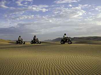 Serra Cafema: Quadbikes in den Dünen