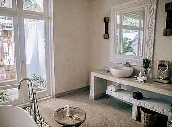 The Aiyana: Badezimmer einer Villa The Aiyana: Badezimmer einer Villa