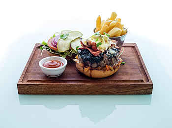 The Plettenberg: Menübeispiel mit Burger und hausgemachten Pommes