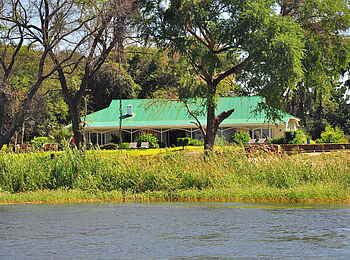 The River Farmhouse: Blick vom Fluss aus