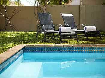 Villa Violet: Rasen-umfasster Swimming Pool