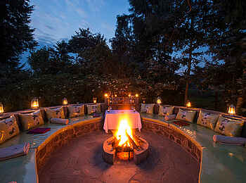 Amakoro Songa Lodge: Feuerstelle Amakoro Songa Lodge: Feuerstelle