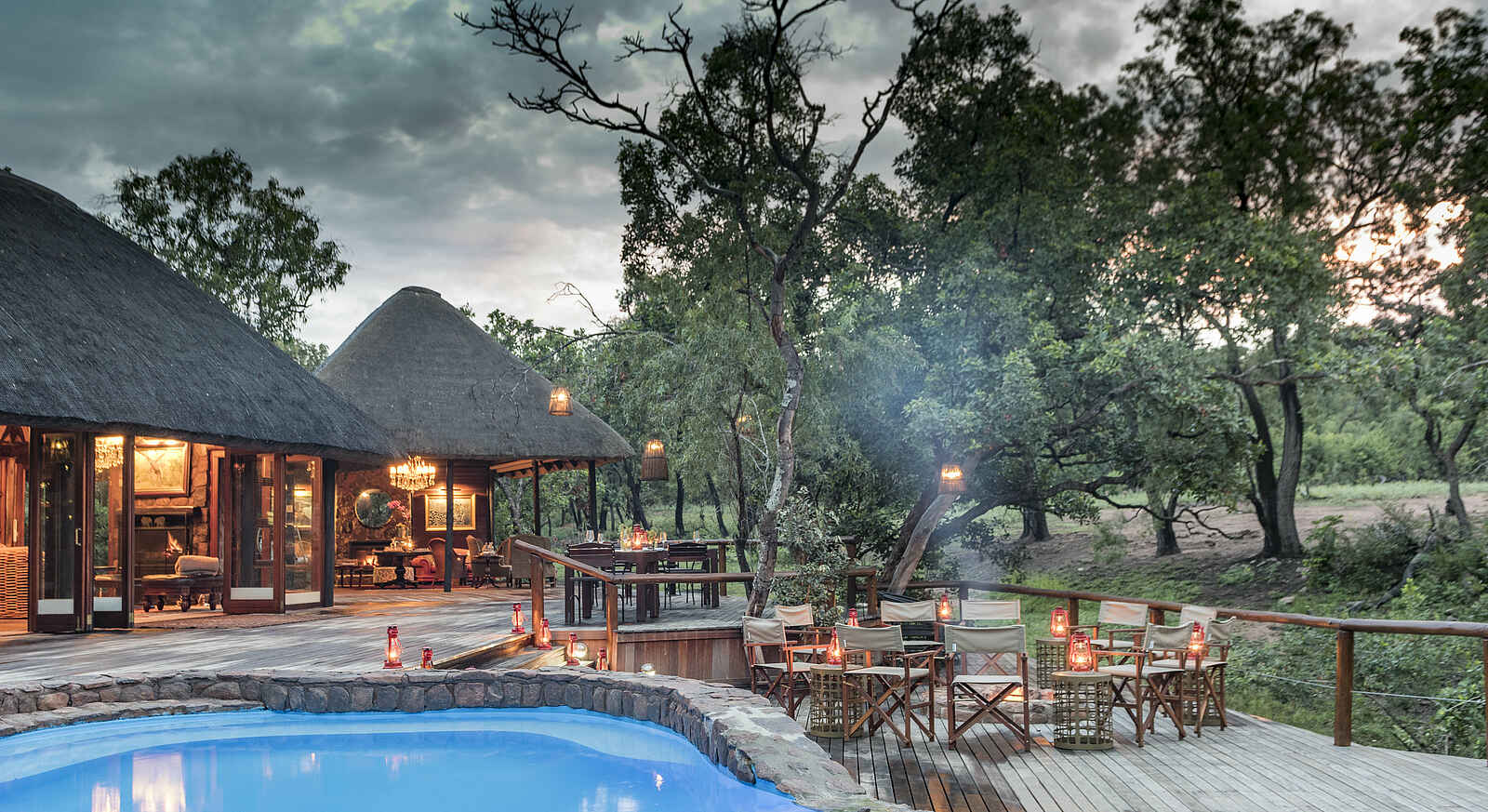 Camp Ndlovu: Hauptlodge mit Pool und Sonnendeck Camp Ndlovu: Hauptlodge mit Pool und Sonnendeck