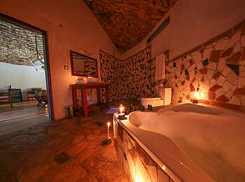 Mahogany Springs Safari Lodge: Honeymoon Suite - Bad