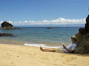 Masoala Forest Lodge: Mann liest am Strand Masoala Forest Lodge: Mann liest am Strand