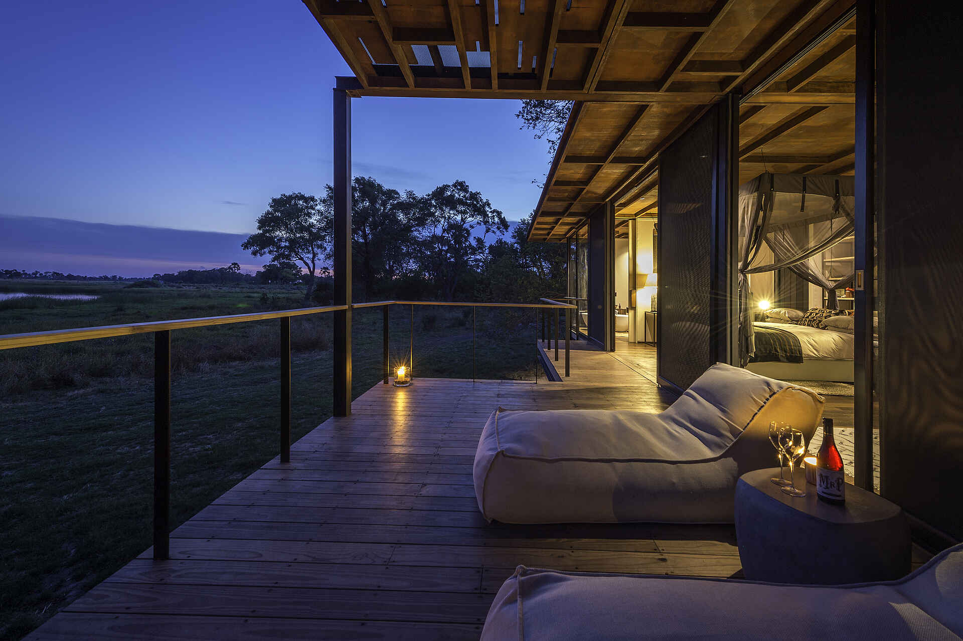 Qorokwe Camp: Deck eines Gästezeltes Afrikarma Safaris, Afrikarma Safaris - Wildnis. Hautnah., Afrikarma.de, Glamping, NG 32, Okavango-Delta, Qorokwe Camp, Wilderness Safaris, Deck, Gästezelt, Tagesbett, Afrikarma