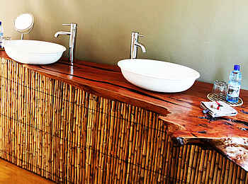 Ruzizi Tented Lodge: Waschtisch im Baumhaus-Zelt