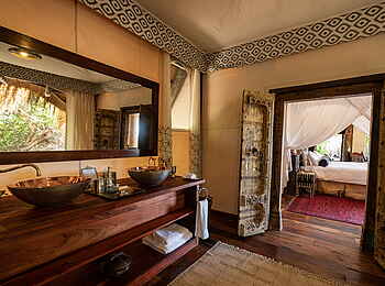 Selinda Camp: Badezimmer mit Doppelwaschbecken