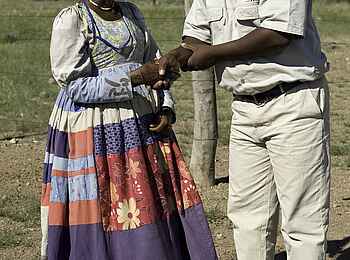 Damaraland Camp: Traditioneller Handschlag