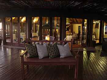 Hoodia Desert Lodge: Bank auf der Veranda