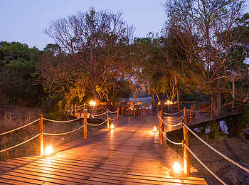 KaingU Safari Lodge: Zugang zum Flussdeck