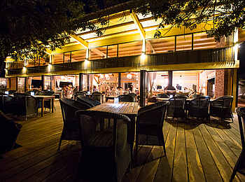 Kalahari Anib Lodge: Esstische bei Nacht