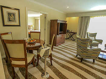 Kigali Serena Hotel: Essecke in einer Executive Suite Kigali Serena Hotel: Essecke in einer Executive Suite