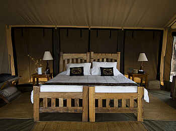 Kigelia Camp: Doppelbett und Nachttische Kigelia Camp: Doppelbett und Nachttische