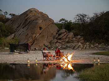 Kisima Ngeda Camp: Lagerfeuer im Flycamp Kisima Ngeda Camp: Lagerfeuer im Flycamp