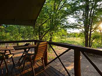 Mankwe Bush Lodge: Die private Veranda von einem der Gästezelte