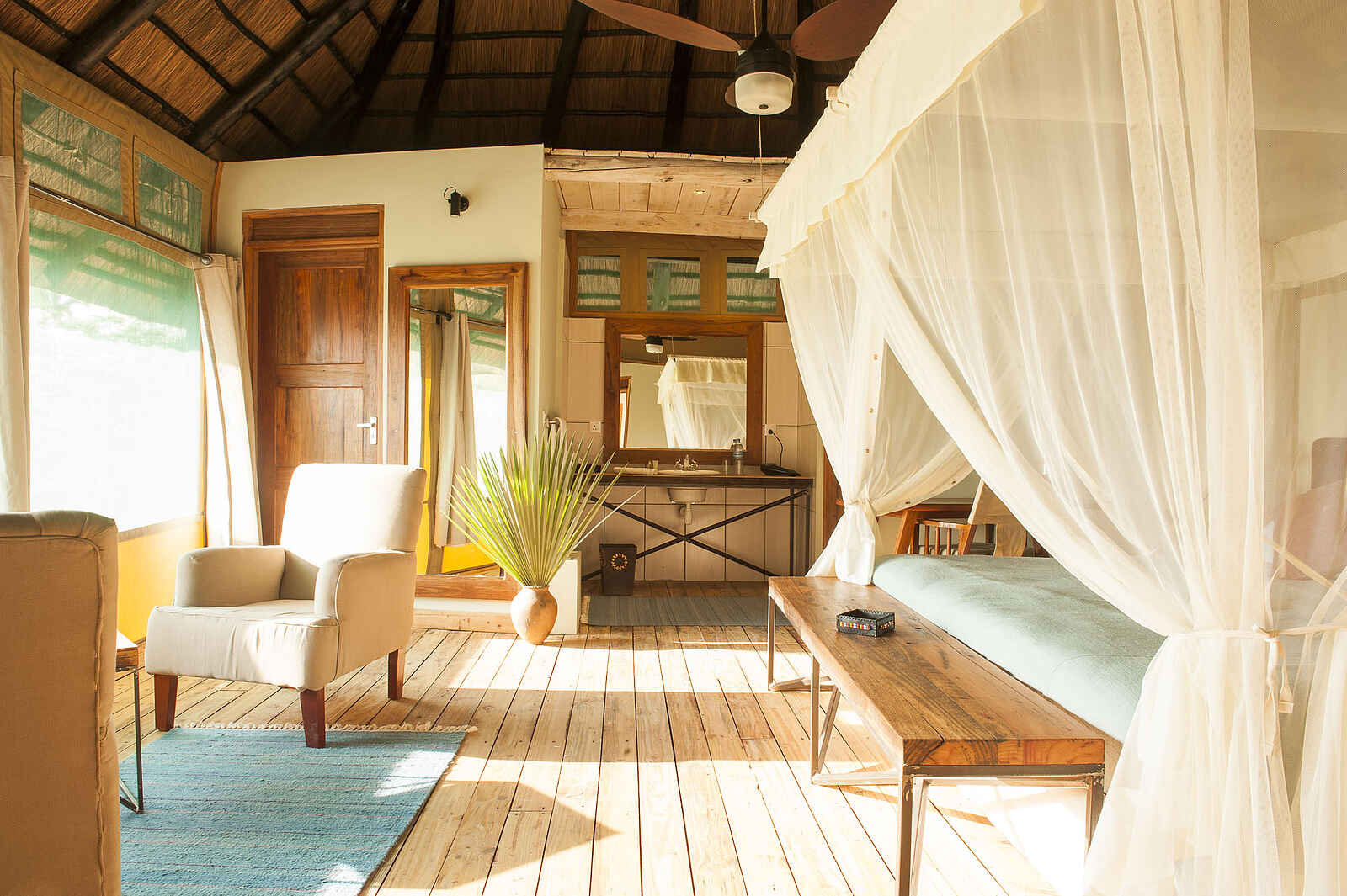 Maramboi Tented Camp: Blick zum Gästebad Maramboi Tented Camp: Blick zum Gästebad