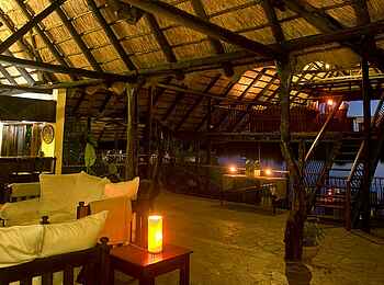 Mukambi Safari Lodge: Main Lounge Mukambi Safari Lodge: Main Lounge