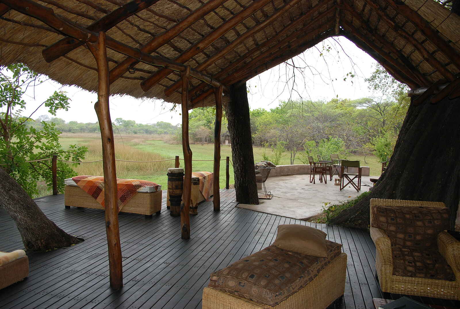 Nanzhila Plains Safari Camp: Deck und Feuerplatz Nanzhila Plains Safari Camp: Deck und Feuerplatz