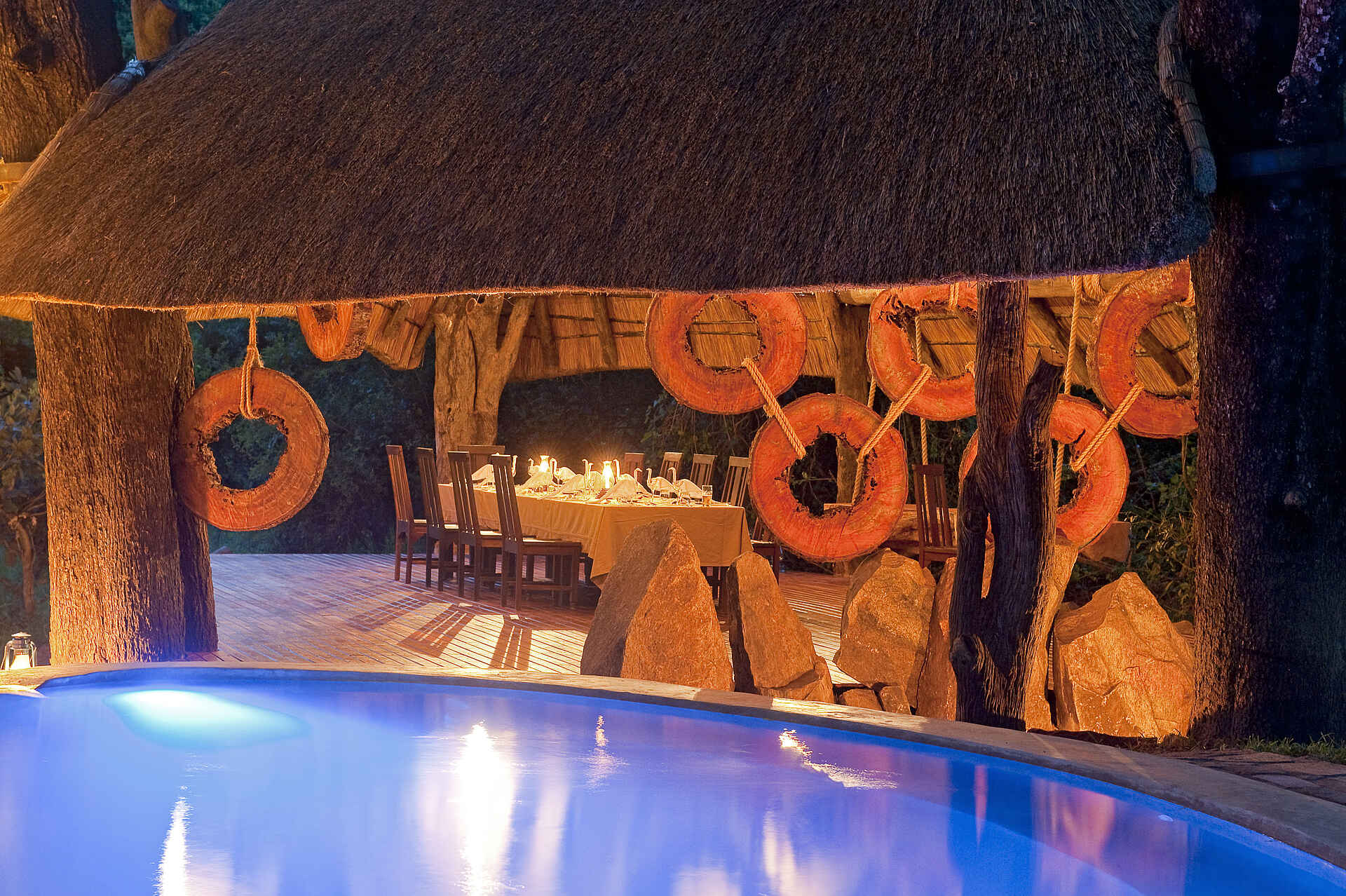 p, Luangwa, Luangwa River, Luangwa-Tal, Nkwali Camp, South Luangwa National Park, Abend, Abendessen, Pool, Sala, Swimming Pool, Robin Pope, SLNP