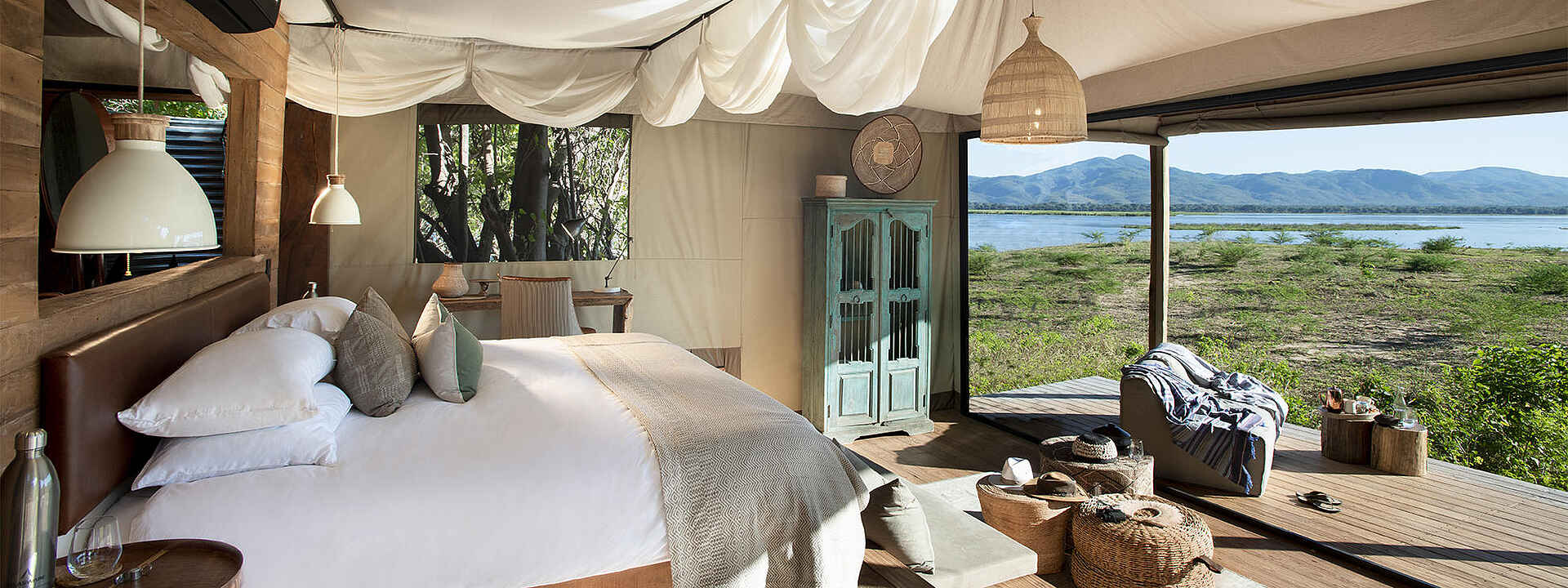 Blick vom Schlafzimmer der Nyamatusi Mahogany Luxussuite auf die Terrasse