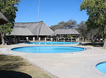 Okaukuejo: Swimming Pool und Hauptgebäude