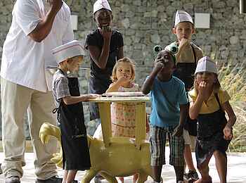 Phinda Homestead: Koch und Kinder auf dem Deck Phinda Homestead: Koch und Kinder auf dem Deck