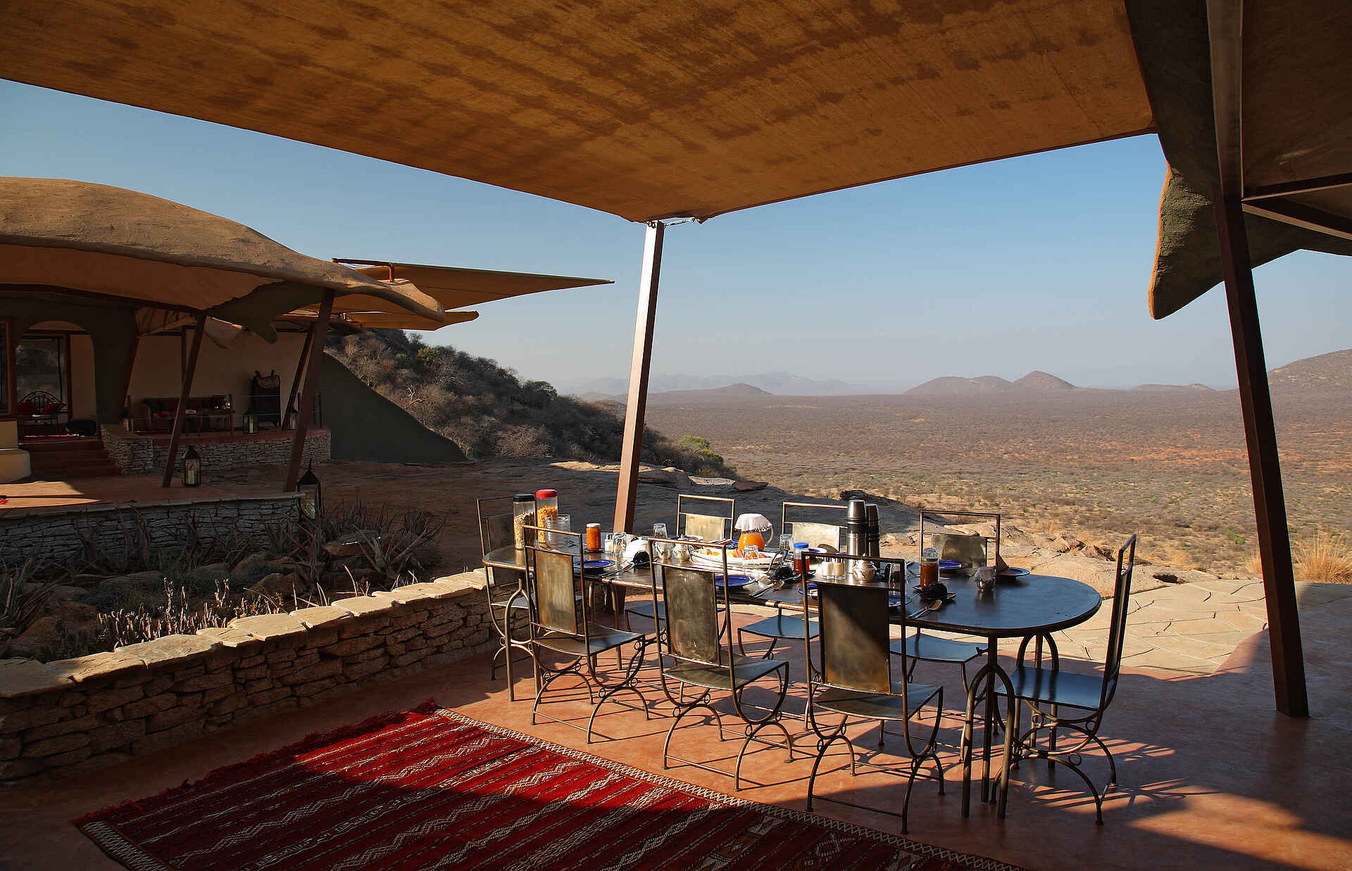 5 sterne, auszeichnung, award, birding, elefant, familie, gerenuk, giraffe, giraffengazelle, grevyzebra, kalama, kalama airstrip, kalama conservancy, kalama-schutzgebiet, kenia, kenya, kinder, kultur, leopard, lion watch programme, löwe, luxuriös, luxus, masai mara, nachhaltigkeit, nachtpirschfahrten, netzgiraffe, nordkenia, north kenya, northern kenya, oryx, oryx airstrip, ostafrikanische oryx, privat, private reserve, privatreservat, riccardo orizo, safari, samburu, samburu 5, samburu five, samburu national park, samburu-gebiet, samburu-land, samburu-nationalpark, saruni, saruni samburu, saruni samburu camp, saruni samburu lodge, selbstfahrer, somalistrauss, spa, strauss, vollpension, zebra, ausblick, aussicht, deck, essen, frühstück, hauptgebäude, haupthaus, main area, main building, speisen, speisesaal, tisch