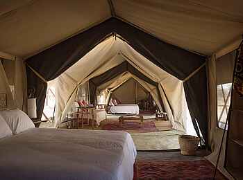 Serian's Serengeti Mobile Kusini Camp: Safari Tent Blick hinein