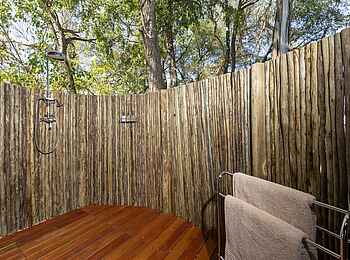 Shinde Footsteps: Aussendusche Gästezelt Shinde Footsteps: Aussendusche Gästezelt