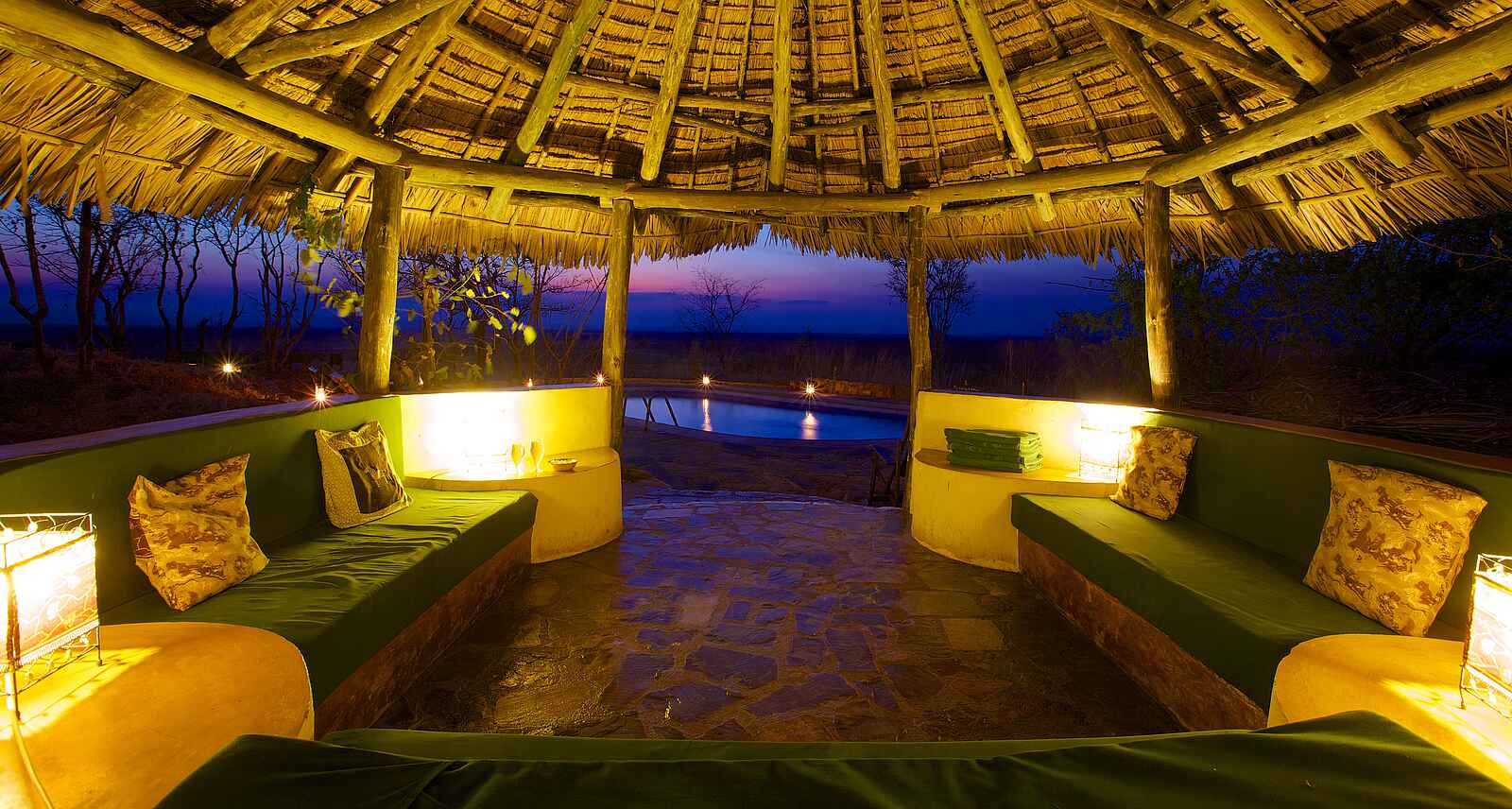 Stanley's Kopje Camp: Beleuchtete Sitzgruppe Stanley's Kopje Camp: Beleuchtete Sitzgruppe