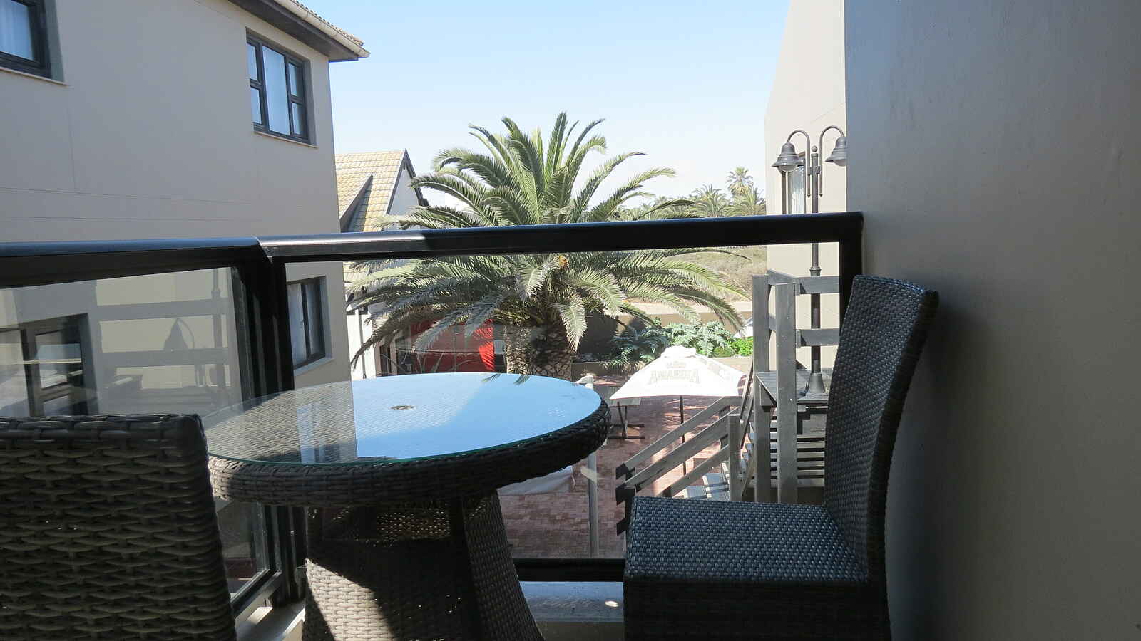 Swakopmund Sands Hotel: Bistrotisch auf einer Terrasse Swakopmund Sands Hotel: Bistrotisch auf einer Terrasse