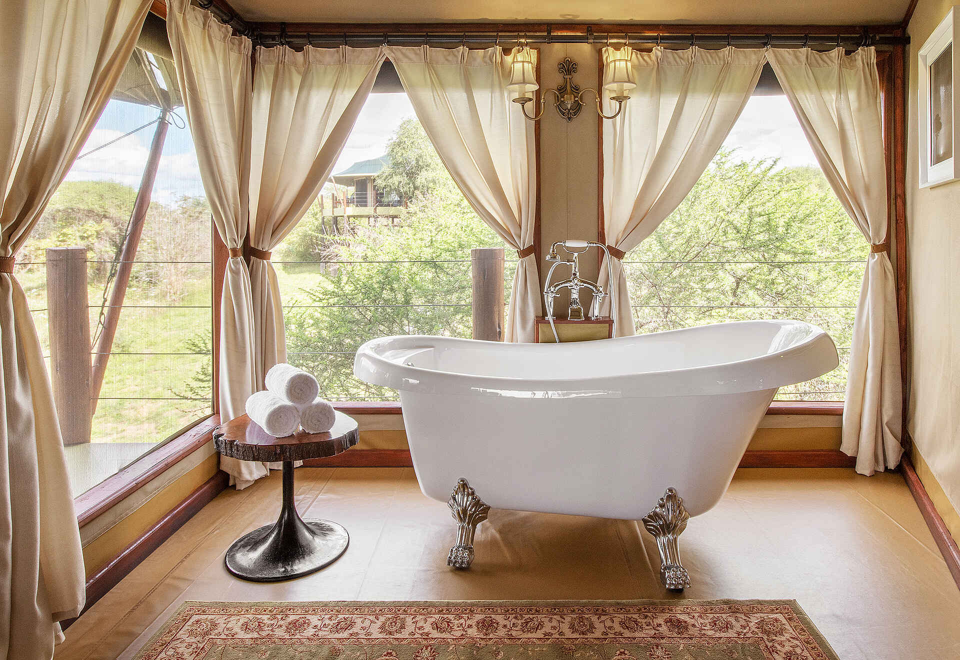 Tarangire Kuro Treetops Lodge: Freistehende Badewanne
