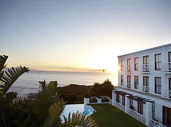 The Plettenberg: Weitblick auf das Hotel und den Pool