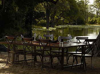 Ingwe Pan Camp: Esstisch am Rand der Pfanne Ingwe Pan Camp: Esstisch am Rand der Pfanne