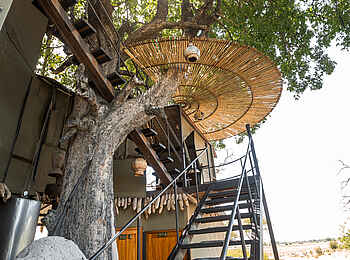 Jackalberry Tented Camp: Aufgang zum Turm