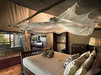 Linyanti Bush Camp: Hochgezogenes Moskitonetz Linyanti Bush Camp: Hochgezogenes Moskitonetz