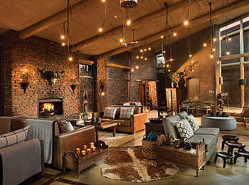 Marataba Safari Lodge: Hauptlounge mit Kamin