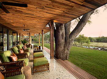 Tengile River Lodge: Terrasse mit Flussblick
