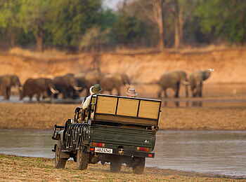 Time + Tide Nsolo: Pirschfahrt am Fluss
