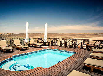 !Xaus Lodge: Pool-Deck !Xaus Lodge: Pool-Deck