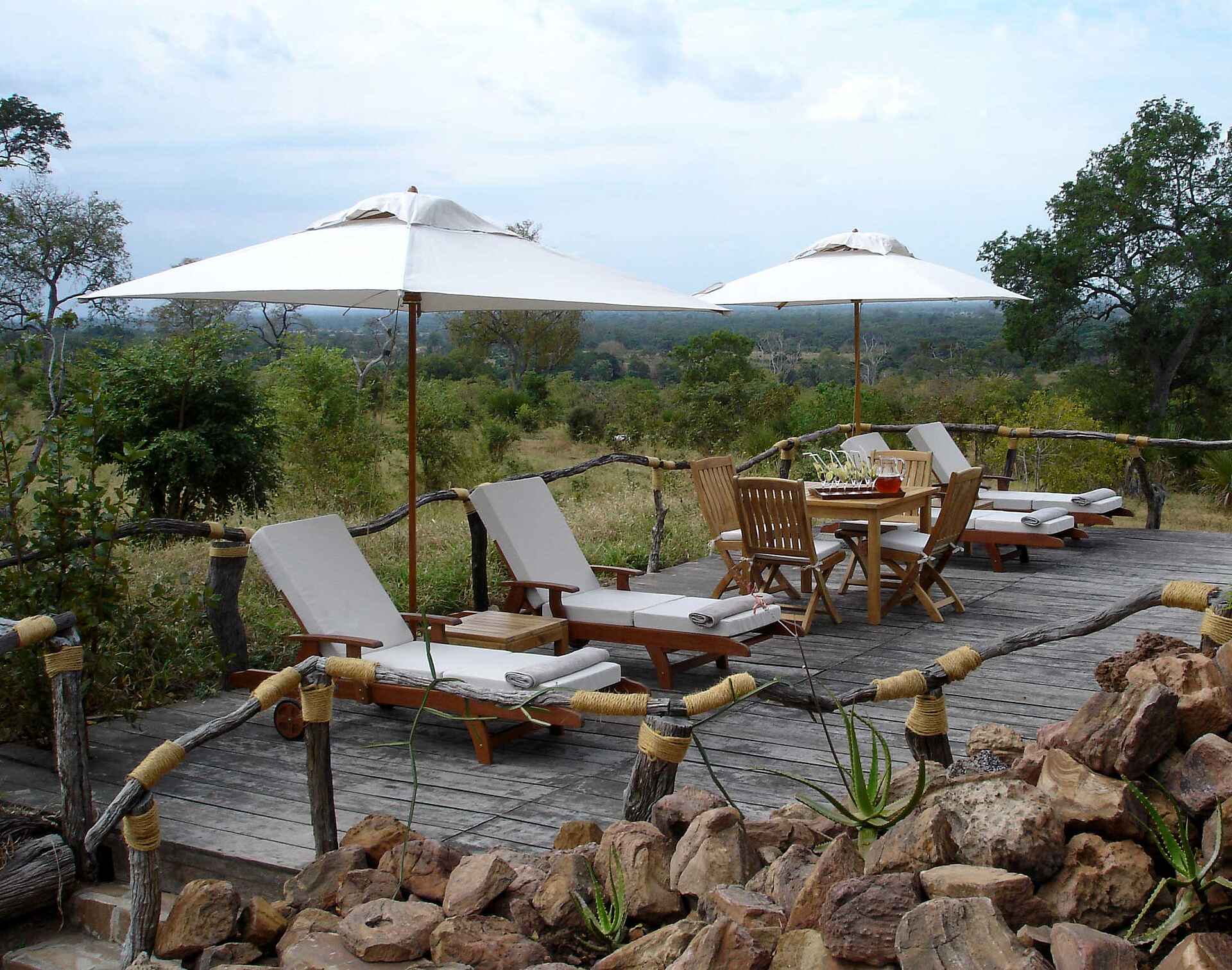 Beho Beho Camp, Selous Game Reserve, Tansania, Liegestuhl, Pool, Sonnenschirm, afrikarma, afrikarma.de, afrikarma Safaris, afrikarma Safaris - Wildnis. Hautnah.