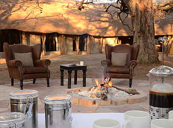 Camelthorn Lodge: Frühstück an der Feuerstelle Camelthorn Lodge: Frühstück an der Feuerstelle