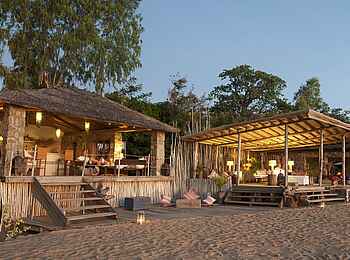 Kaya Mawa: Bar und Lounge am Strand