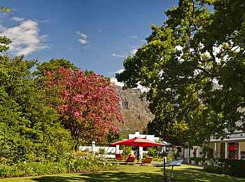 La Cle des Montagnes: Blick in den Garten der Villa Le Manoir La Cle des Montagnes: Blick in den Garten der Villa Le Manoir