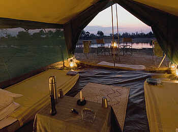 Luangwa Bush Camping: Blick aus einem Zelt