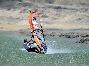 Lüderitz Nest Hotel: Windsurfer in der Bucht
