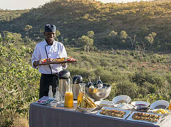 Madikwe Safari Lodge Lelapa: Koch vor Buffet im Freien