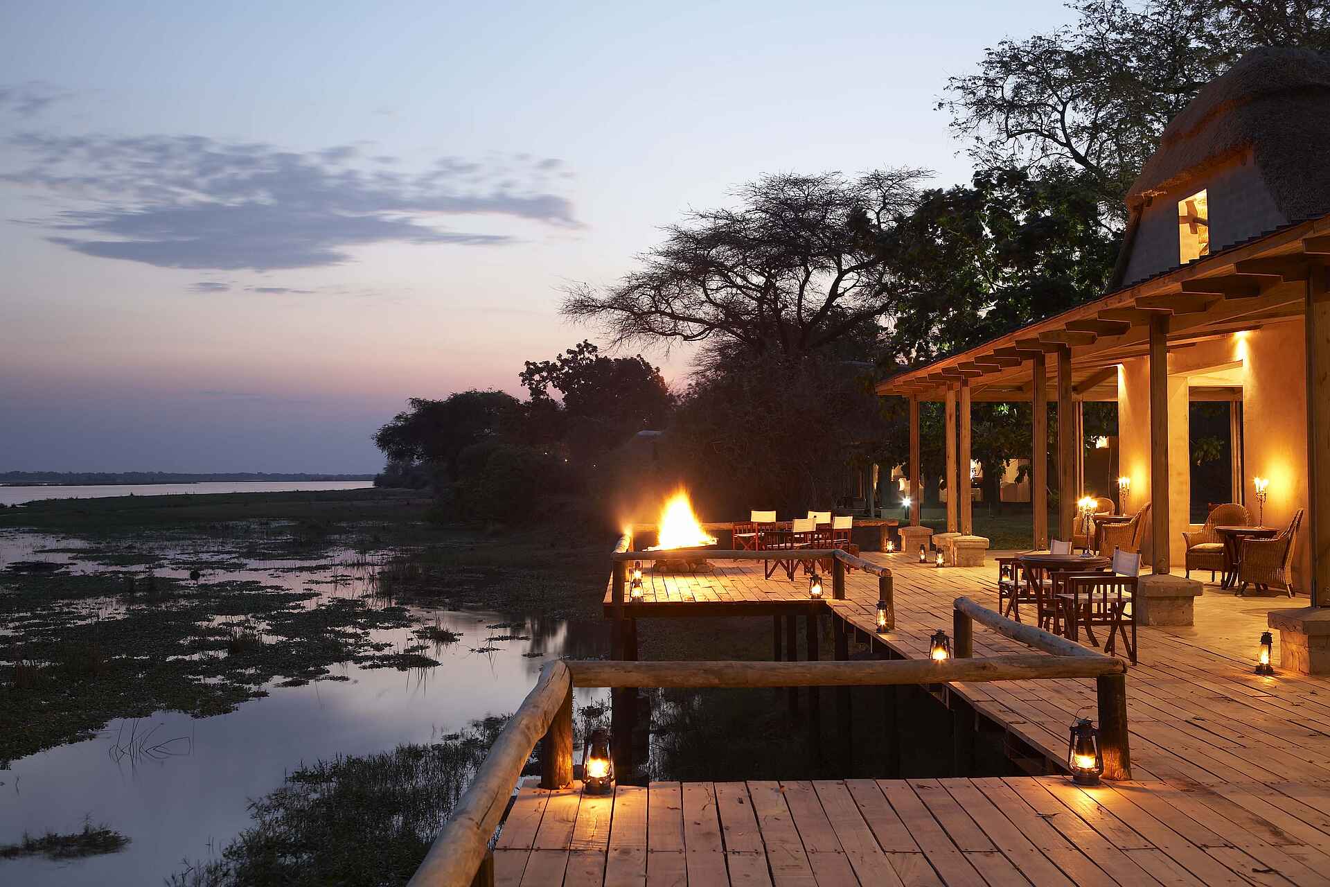 Hochzeitsreise, Lower Zambezi, Lower Zambezi National Park, Luxus, Royal Zambezi Lodge, Sambesi, Sambesital, Abendlicht, Deck, Feuerplatz, Hauptgebäude, Lodge, Terrasse, Afrikarma, Afrikarma Safaris, Afrikarma Safaris - Wildnis. Hautnah., Afrikarma.de