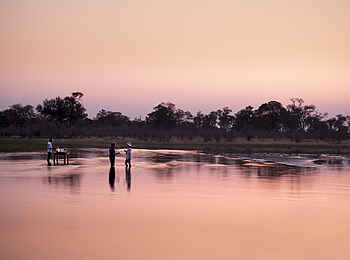 Selinda Explorers Camp: Sundowner im Spillway Selinda Explorers Camp: Sundowner im Spillway